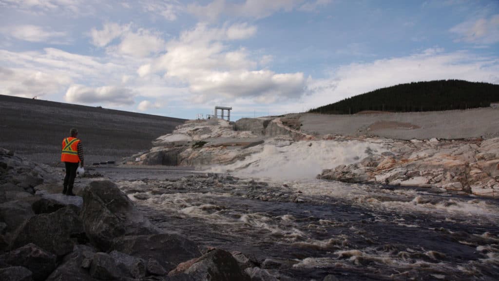 Roy Dupuis près du Barrage la Romaine - Après la Romaine - crédit Rapide Blanc - Roy Dupuis - Quel est l’impact environnemental des barrages hydroélectriques? -