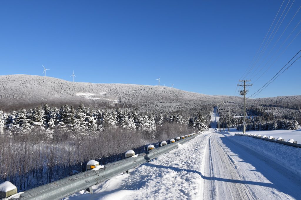 Éoliennes et fils électriques à Saint-Magloire au Québec