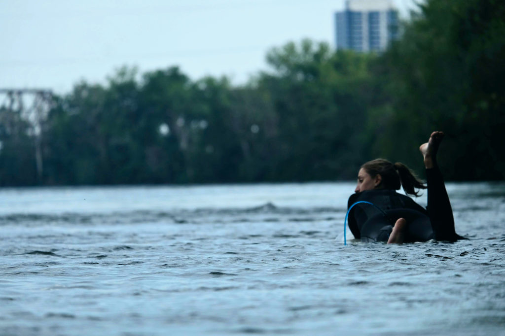Une femme se baigne dans le fleuve à Montréal
