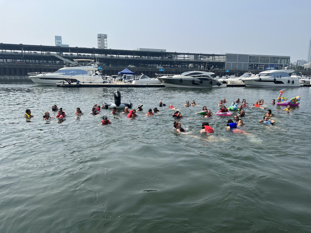 Des gens se baignent au Vieux-Port de Montréal