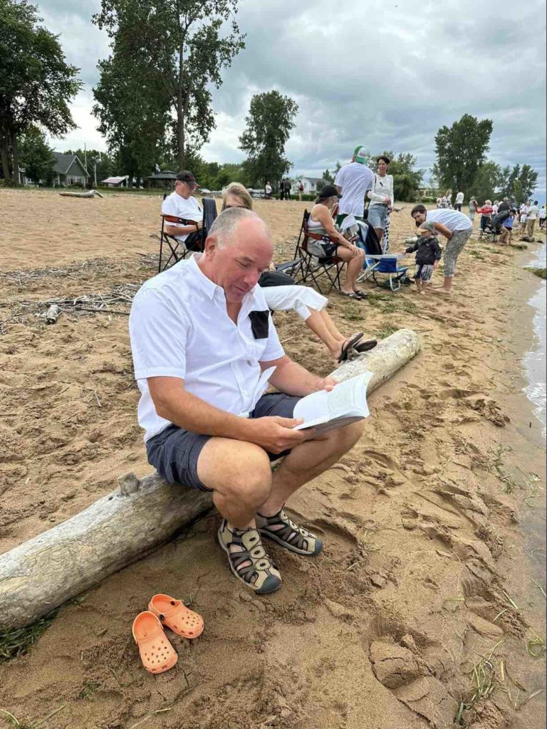 Lecteur sur la plage de Batiscan par Sylvie Deveault