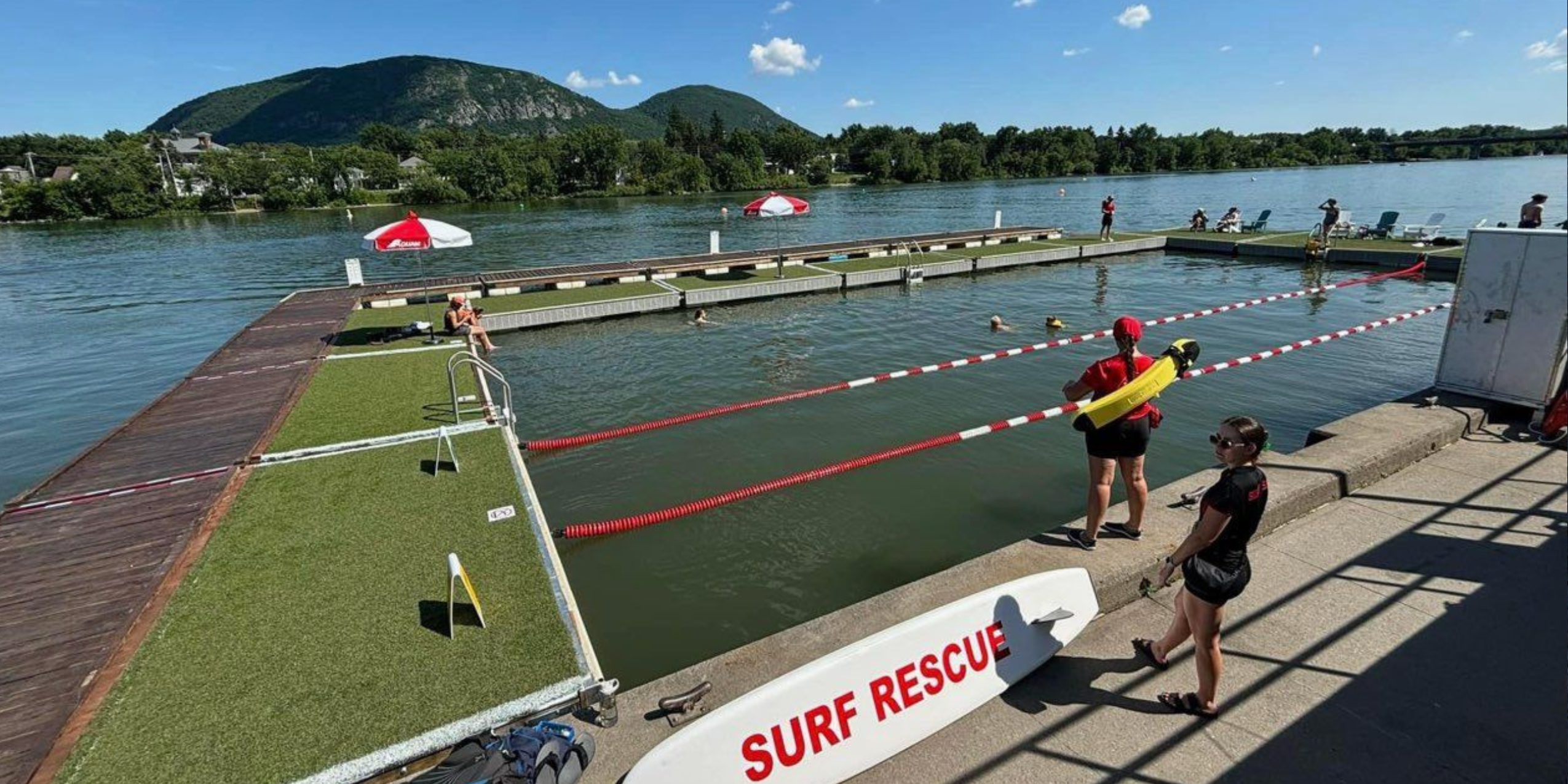 Image reflétant la piscine en eaux-vives de Beloeil: une baignade sécuritaire malgré les déversements d’eaux usées