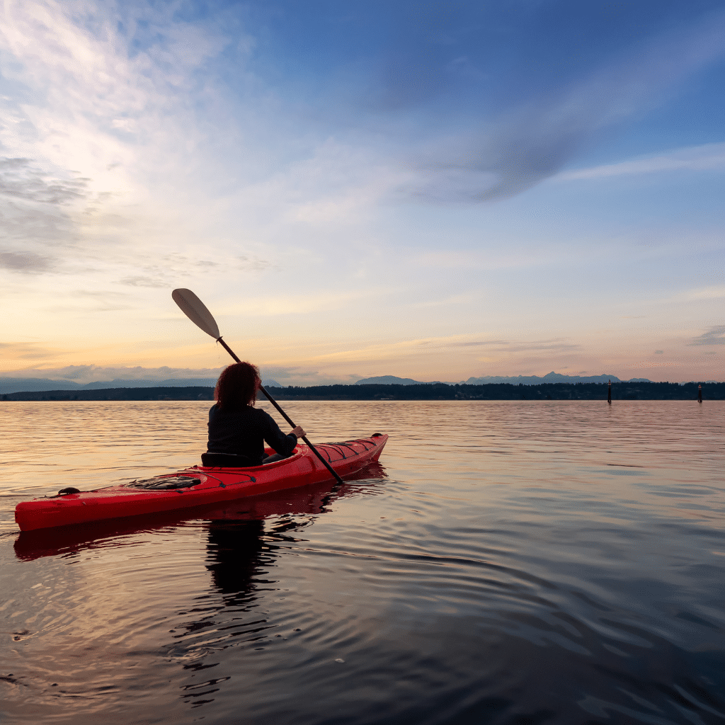 Femme en kayak sur un lac